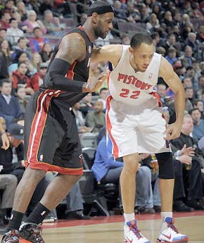 现身的背后 现身的背后